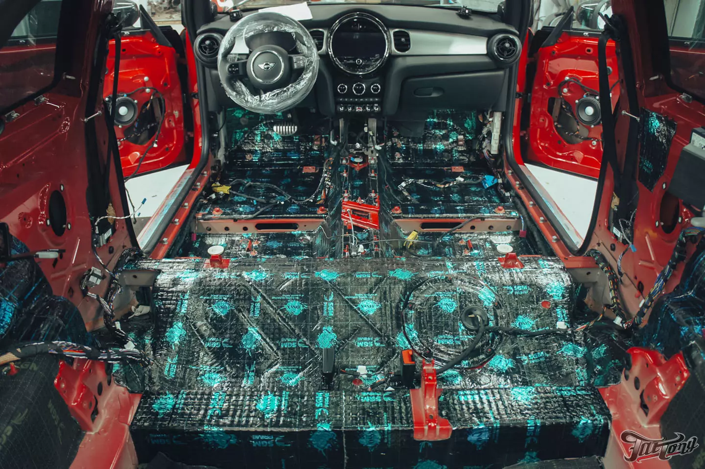 Оклейка Mini John Cooper Works глянцевым полиуретаном, наклейки на кузов, комплексная шумоизоляция, установка новых дисков, керамика дисков и суппортов
